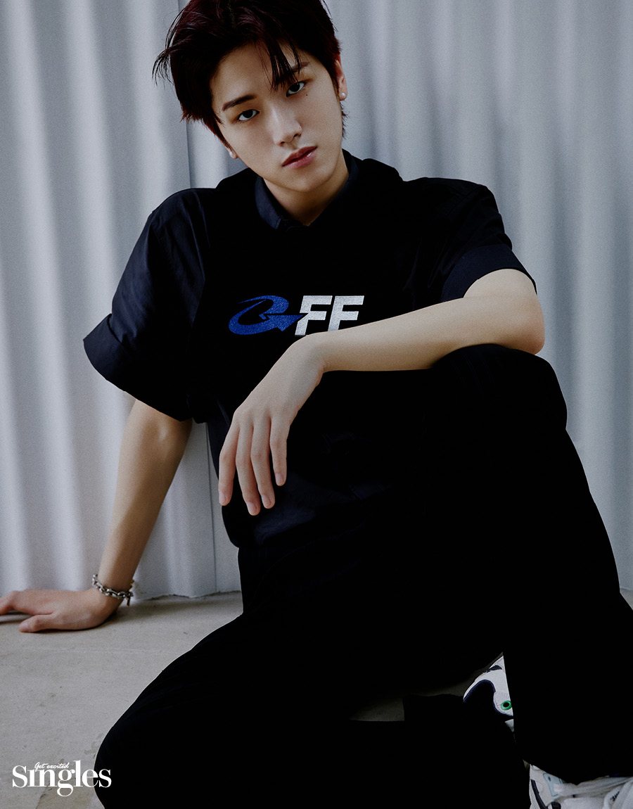 보이넥스트도어의 리우와 오프화이트 레이블리스 브레이슬릿이 등장하는 싱글즈의 화보 